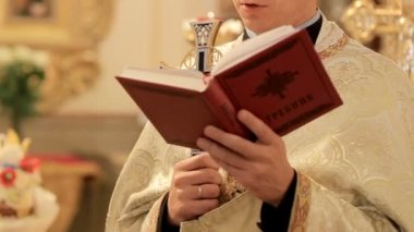 Rahip kitaptan bir dua okudum. Kilise ayini