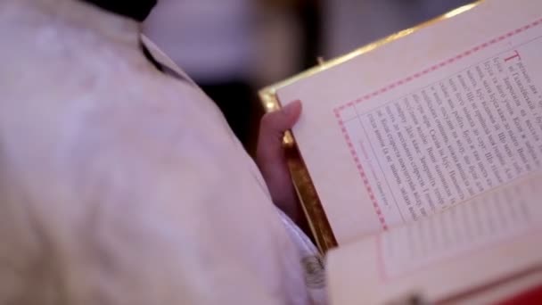 El sacerdote lee la oración del libro. Rito de la Iglesia — Vídeos de Stock