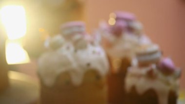 ev yapımı lezzetli Paskalya kek standları, mutlu Paskalya kavramı üzerinde tatlı süslemeleri ile