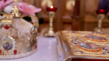 Düğün kron ve evlilik için kilise öznitelikleri. Yakın çekim