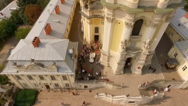 Volare sopra la Cattedrale di San Giura Lviv Ucraina . — Video Stock