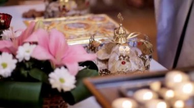 Düğün kron, kilise düğünü kayıt defteri ve evlilik için kilise öznitelikleri. Yakın çekim
