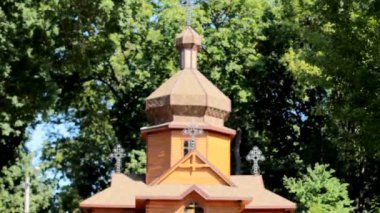 Eski bir ahşap Ortodoks kilise kubbeleri. Üst kısmında çapraz