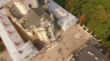 St. Jura Lviv Ukrayna Katedrali üzerinde uçuyor. Düğün..