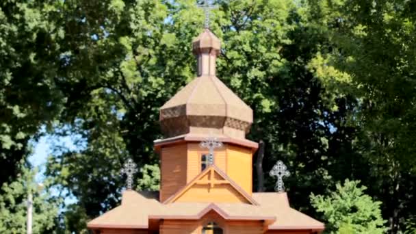 De koepels van een oude houten orthodoxe kerk. Kruis aan de bovenkant — Stockvideo