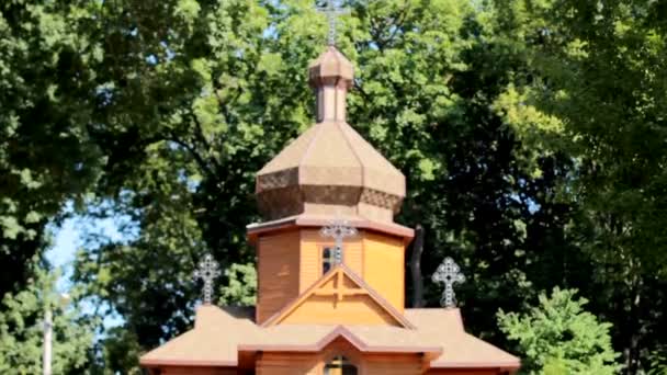 Le cupole di un'antica chiesa ortodossa in legno. Croce in alto — Video Stock