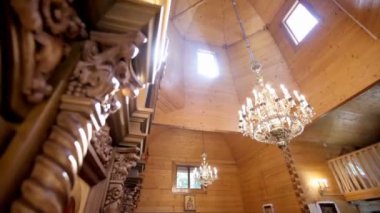küçük bir ahşap kilise içinin.