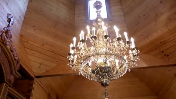 Interior de una pequeña iglesia de madera . — Vídeo de stock