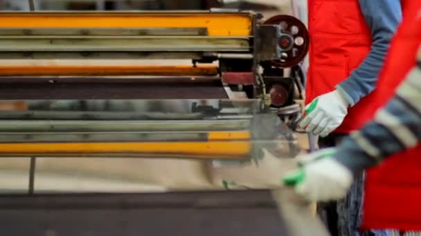 Trabajadores en taller. Línea de producción de ventanas de plástico . — Vídeo de stock