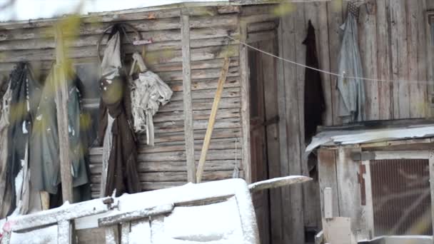 Velha casa de madeira abandonada arruinada — Vídeo de Stock