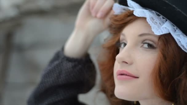 Krásná rusovlasá dívka pózuje s ručně vyrobenými krysa — Stock video