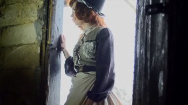 Bir kız bir ülke Ahıra girer