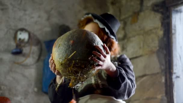 Fille rousse avec une grosse citrouille dans la cabane. Caractère de conte de fées . — Video