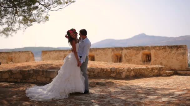 Свадебная фотосессия молодоженов в Греции. Медленное движение — стоковое видео