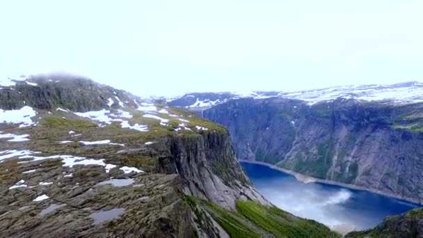 Norveç fiyortlarının havadan görünüşü. Büyüleyici manzara. — Stok video