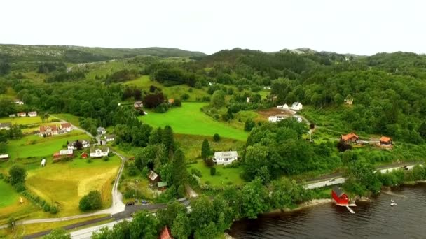Вид с воздуха на очаровательную норвежскую рыбацкую деревню — стоковое видео