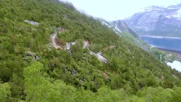 Incredibile paesaggio norvegese in una giornata nebbiosa — Video Stock