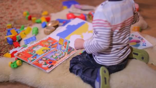 Kleine jongen speelt met speelgoed. Het concept van educatieve spelletjes en activiteiten voor kinderen. — Stockvideo