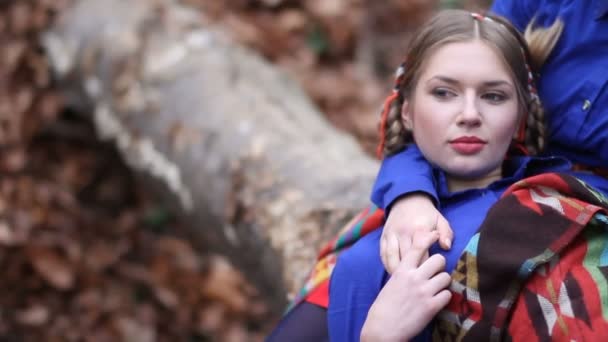 Duas meninas gêmeas têm um descanso na floresta de outono — Vídeo de Stock