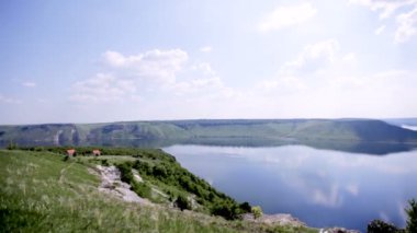 Yeşil tepelerin güzel panoramik manzarası ve bulutların yansıttığı geniş bir nehir. Hava görünümü