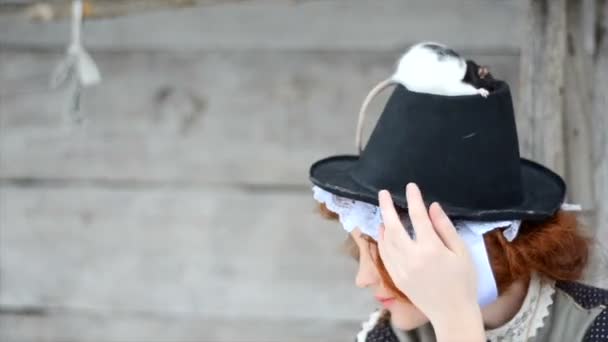 Kézi házi patkány ül egy kalapban egy vidám vörös hajú lány — Stock videók