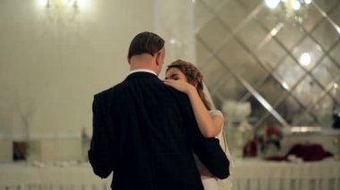Restoranda aşık genç güzel bir evli çift ilk düğün dansı.
