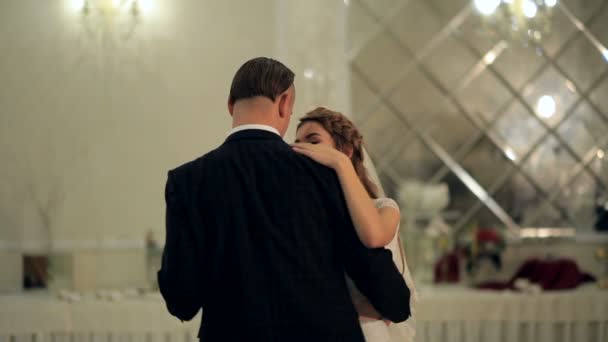 Primer baile de boda de una joven hermosa pareja casada enamorada en el restaurante . — Vídeo de stock