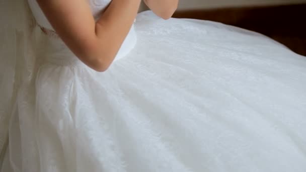 A menyasszony keze fehér ruhában. Menyasszony menyasszonyi ruha közelről a kezét. — Stock videók