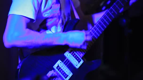 Хлопець грає на гітарі в нічному клубі . — стокове відео