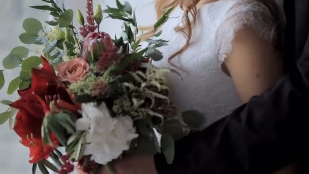 marié étreint la mariée par derrière, touches douces 