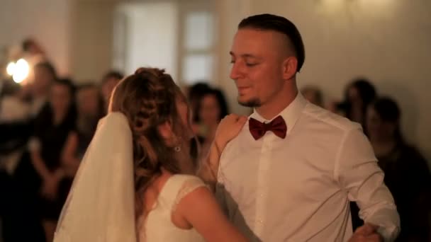 Erster Hochzeitstanz eines jungen, schönen verliebten Ehepaares im Restaurant. — Stockvideo
