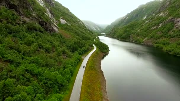 空中展望。車は山の中の川沿いの高速道路に乗っている。ノルウェー — ストック動画