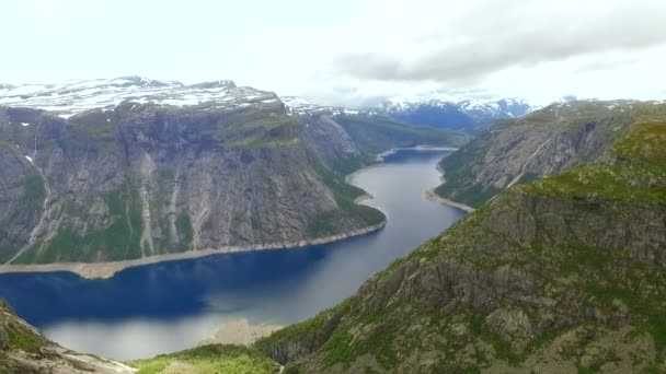 Вид с воздуха на норвежские фьорды. Захватывающий пейзаж — стоковое видео