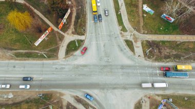 Arabalar kesişme noktası sphetophor yakın dur. Hava görünümü.