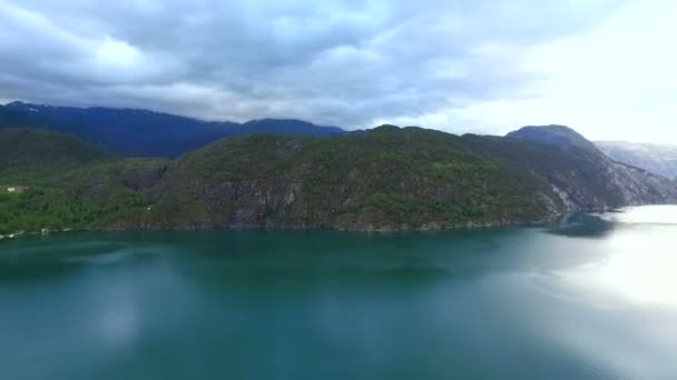 Flygfoto över på en flod med branta stränder. Fascinerande landskap. Norge. — Stockvideo