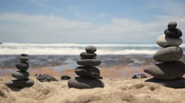 Deniz kıyısındaki cairn. Dengeli taşlar. denge kavramı