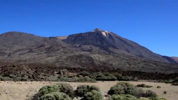 Prachtig uitzicht vanuit het raam van een rijdende auto op de Teide vulkaan. Spanje — Stockvideo