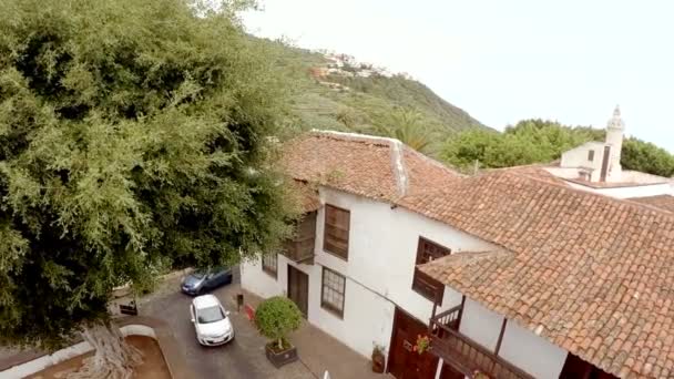 魅力的な古いタイル張りの屋根の家の空中ビュー。テネリフェ島スペイン — ストック動画