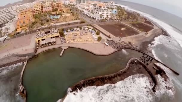 해변 과 테네리페에 있는 호텔의 아름다운 공중 풍경이다. 스페인 카나리아 제도. 최상의 휴가 목적지에 대한 개념 — 비디오