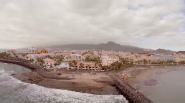 Deniz manzarası ve Tenerife otelleri çok güzel. İspanya Kanarya Adaları. En iyi tatil yeri kavramı