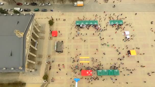 Aerial view of downtown running sport competition and city autumn fair. — Stock Video