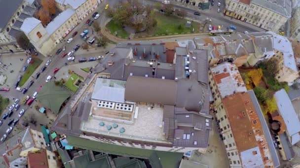 Vista aérea. Noiva e noivo no telhado de um edifício de vários andares em um restaurante ao ar livre — Vídeo de Stock