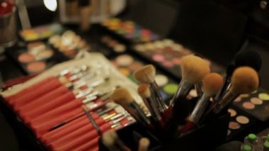 Stilist profesyonel kozmetik ürünleriyle makyaj yapıyor