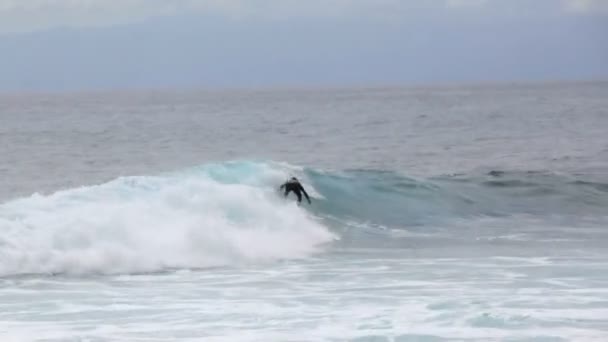 Молодий серфер - любитель їде на океанській хвилі Тенеріфе. — стокове відео