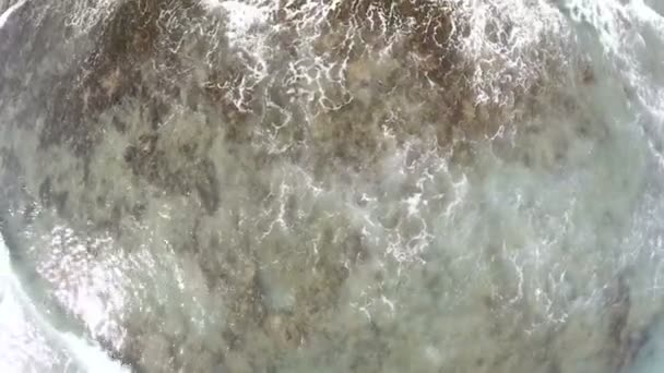 Luftaufnahme von oben auf einem tobenden Ozean. Luftaufnahme — Stockvideo
