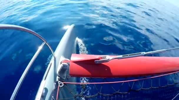 Resplandor solar reflejado en el agua azul del mar por la borda de un barco en movimiento — Vídeos de Stock