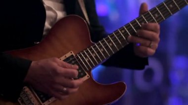 Elektro gitar çalan adam. Gitar çalan erkek el elektrikli müzik