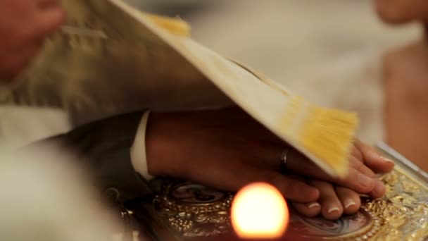 Наречений і наречений одружені в церкві — стокове відео