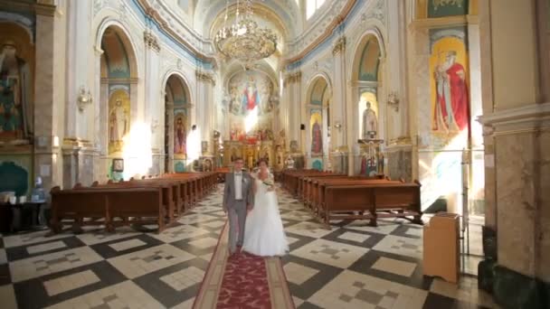 Bruid en bruidegom zijn getrouwd in de kerk — Stockvideo