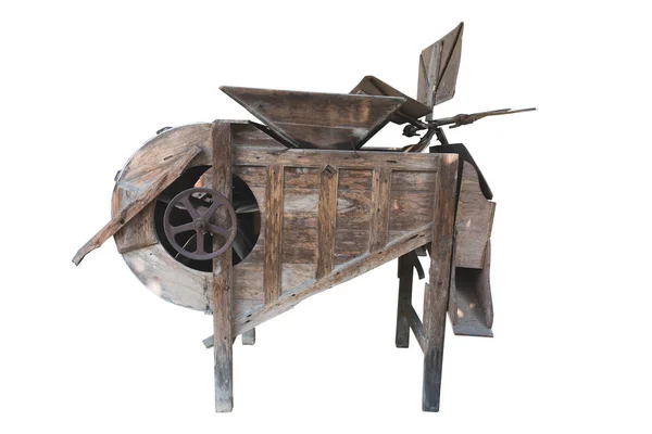 Старая ржавая молотильная машина, изолированная на белом — стоковое фото